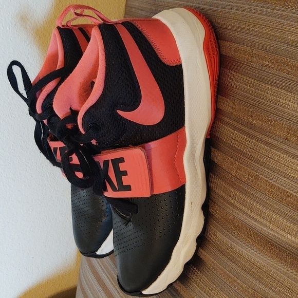 Nike Boys Team Hustle Basketball Shoes - Picture 2 of 6